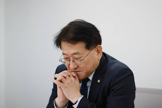 차규근 조국혁신당 의원이 1일 오전 서울 마포구 한겨레신문사에서 인터뷰하던 도중 생각에 잠겨있다. 김혜윤 기자 unique@hani.co.kr