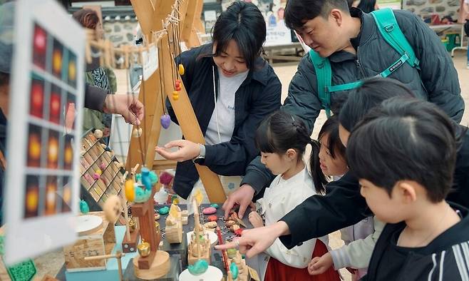 서울 중구 남산골 한옥마을에선 전통놀이·공연·체험이 한데 묶인 참여형 행사 ‘2026 남산골 어린이마을’이 열린다. 지난해 남산골한옥마을에서 체험 프로그램을 즐기는 가족. 서울시 제공