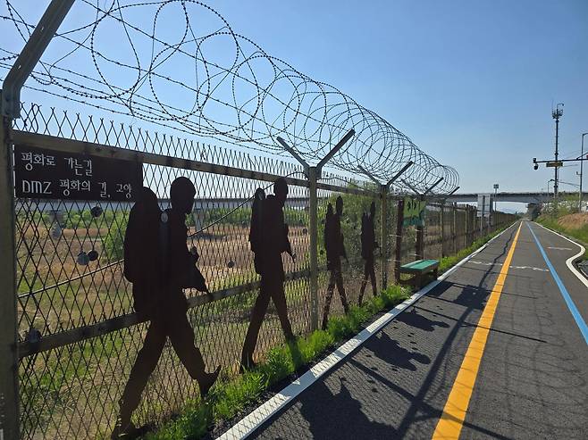 경기 DMZ 평화의길 고양시 장항습지 생태 코스에 설치된 철책선. 임명수 기자