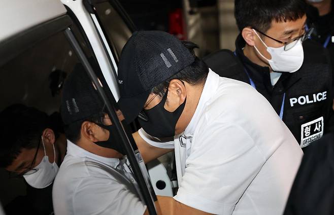 '마약왕' 박왕열에게 필로폰 등 마약류를 공급한 혐의를 받는 이른바 '청담사장' 최모씨가 1일 오전 인천국제공항 제2여객터미널을 통해 송환되고 있다. 영종도=서재훈 기자