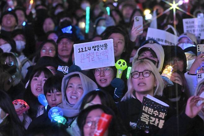 윤석열 대통령에 대한 탄핵소추안이 가결된 2024년 12월 14일 국회 앞에서 열린 촛불집회에 참가한 시민들. 정다빈 기자