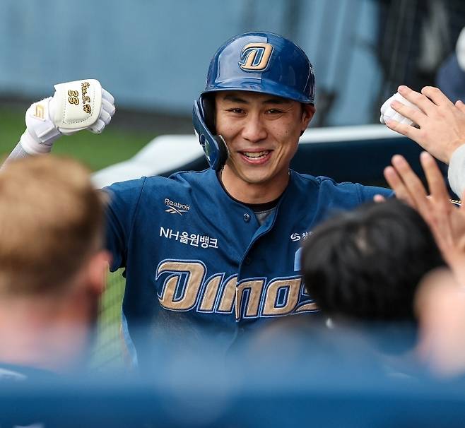 NC 한석현이 3일 잠실 LG전 홈런 후 동료들의 축하를 받고 있다. 사진=NC 제공