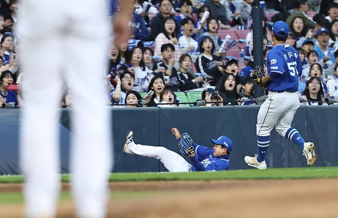 <yonhap photo-6599="">30일 서울 잠실야구장에서 열린 2026 프로야구 KBO리그 삼성 라이온즈와 두산 베어스의 경기. 2회말 무사 1루 삼성 외야수 김헌곤이 두산 안재석의 파울 타구를 잡아내고 있다. 사진=연합뉴스</yonhap>