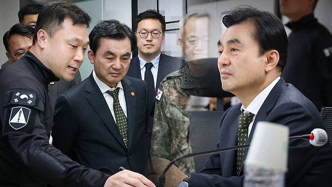 작전태세와 시설을 점검하는 안규백 국방부 장관 [사진 제공: 국방부]