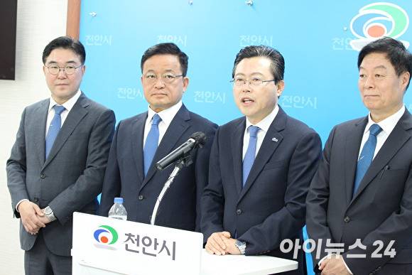 장기수 민주당 천안시장 후보(왼쪽 세 번째)가 황천순, 한태선, 이규희 예비후보와 함께 기자회견을 하고 있다 [사진=정종윤 기자]