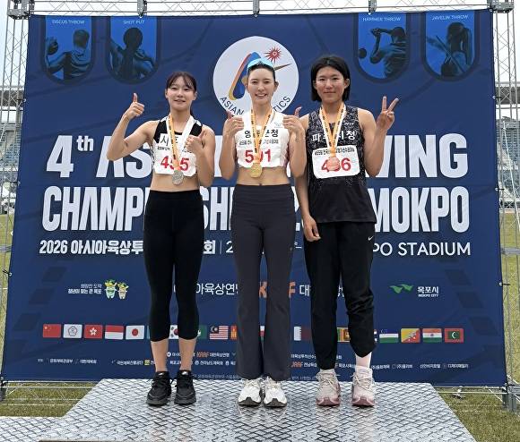 55회 전국종별육상경기대회 여자 400m 허들에서 1위에 오른 영동군청 김지은(가운데) 선수가 기념 촬영을 하고 있다. [사진=영동군]