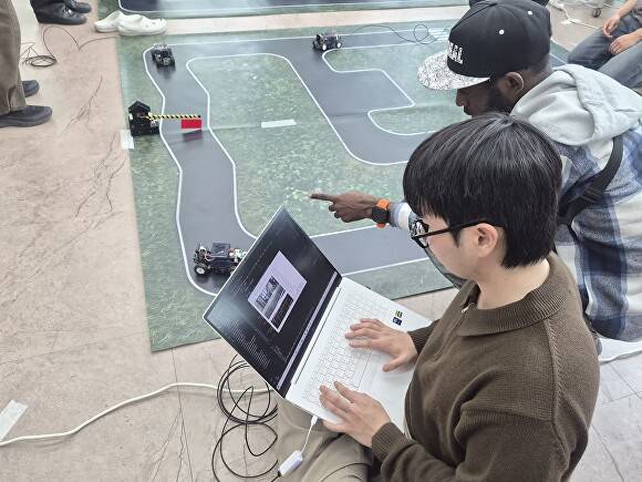 AI 자율주행자동차 실습모습  [사진=국립군산대학교 ]