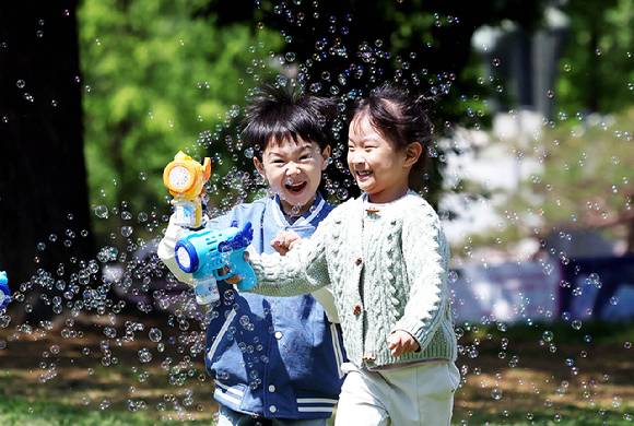 어린이날을 하루 앞둔 4일 광주 북구 용봉동 전남대학교 캠퍼스에서 북구청직장어린이집 아이들이 비눗방울 놀이를 하며 즐거워하고 있다. 2026.5.4 [사진=광주 북구 ]