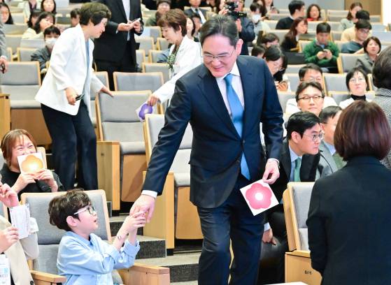 소아암·희귀질환 지원 행사에서 어린이와 인사하고 있는 이재용 회장. [사진 서울대학교병원]