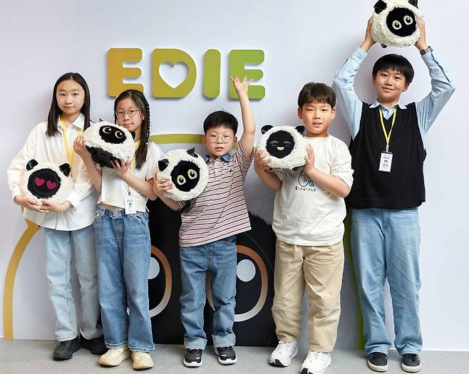 소중 학생기자단이 우리 곁에 성큼 다가온 반려로봇을 만나봤다. 왼쪽부터 에이로봇의 반려로봇 에디와 함께한 유시현 학생기자·정선우 학생모델·신율·방채원·강희제 학생기자.