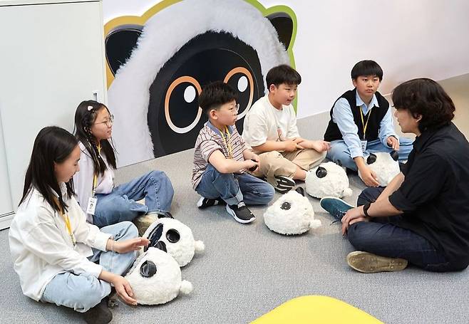 박천유(맨 오른쪽) 에디팀장을 인터뷰하며 에디와 에디 개발 과정, 반려로봇에 관한 궁금증을 풀어본 소중 학생기자단.