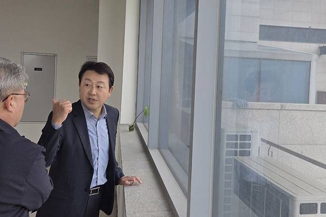경기 평택을 재선거에 출마한 김용남 더불어민주당 후보가 28일 경기 평택시에서 선거사무소로 쓸 곳을 둘러보고 있다. 사진 민주당 김용남 캠프