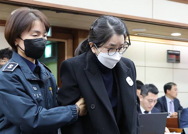 지난해 12월 3일 서울 서초구 서울중앙지방법원에서 주가조작과 통일교 청탁 등의 혐의를 받는 김건희 씨의 결심공판 진행된 가운데 김건희 여사가 법정으로 들어오고 있다. 뉴스1