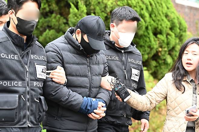 필리핀 감옥에서 국내 마약을 유통한 박왕열(48)에게 마약을 공급한 혐의로 구속영장이 청구된 최모(51)씨가 구속 전 피의자 심문(영장실질심사)에 출석하기 위해 지난 3일 경기 수원시 장안구 경기남부경찰청 마약국제범죄수사대를 나서고 있다. 뉴시스