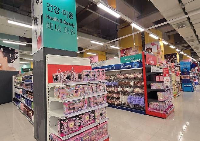 지난 3일 저녁 7시쯤 방문한 서울 마포구 홈플러스 합정점. 미용 관련 제품이 진열돼있어야하는 코너지만 장난감 몇개가 비어있는 매대를 채우고 있다. 노유림 기자