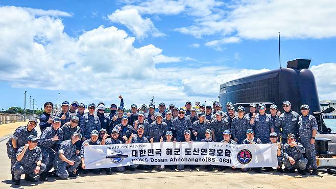 한국ㆍ캐나다 해군 연합협력훈련 참가를 위해 지난 3월 25일 진해군항을 출항한 해군 3000톤급 잠수함 1번함 도산안창호함(SS-Ⅲ) 승조원들이 미국 괌을 거쳐 4일 군수적재차 하와이 진주만-히캄 합동기지에 입항해 기념촬영하고 있다. 사진 해군