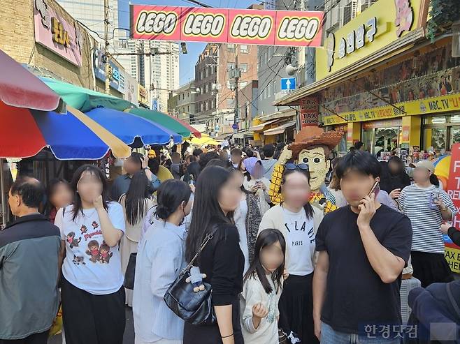 지난달 25일 오후 4시경 서울 종로구 동대문 문구·완구 거리가 주말 명동을 방불케 할 만큼 사람들로 북적이고 있다. /사진=박수빈 기자