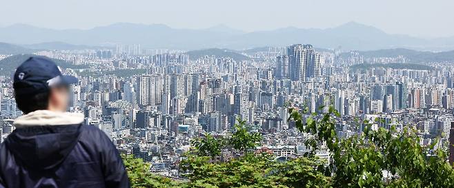 아파트 전세 시장에서 공급보다 수요가 많은 불균형이 이어지고 있다. 한국부동산원에 따르면 4월 넷째주 서울 아파트 전세수급지수(전세 수요 대비 공급 부족 정도를 나타내는 지표)는 108.9로 2021년 6월 넷째주(110.6) 후 약 5년 만에 가장 높았다. 서울 남산에서 바라본 도심 모습.  /연합뉴스