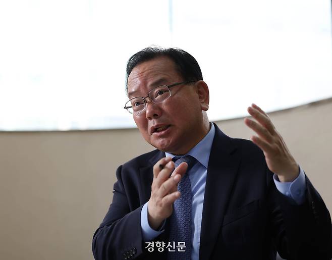 김부겸 더불어민주당 대구시장 후보가 지난달 27일 대구 달서구 두류동 선거사무소에서 경향신문과 인터뷰를 하고 있다. 강윤중 기자