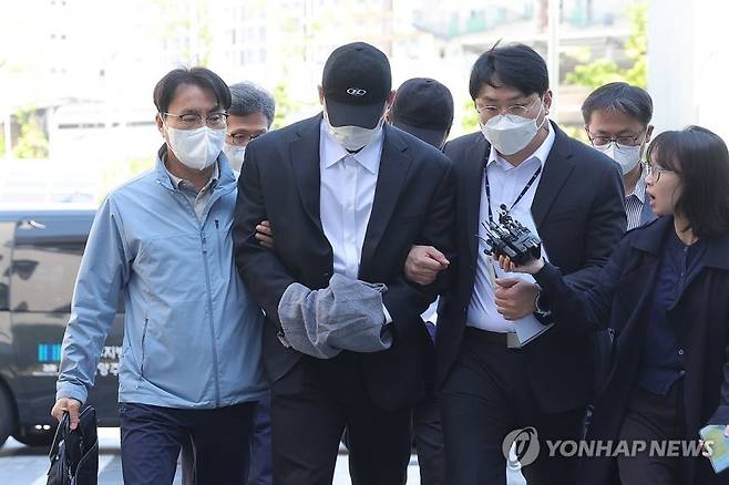 4일 오전 경기 남양주시 의정부지방법원 남양주지원에서 김창민 영화감독 상해치사 사건 피의자(가운데)가 구속 전 피의자 심문(영장실질심사)을 위해 법정으로 이동하고 있다. 연합뉴스