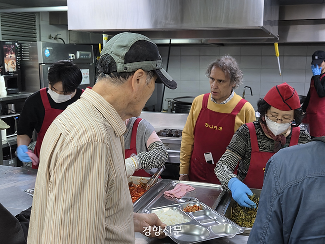 김하종 신부가 지난달 27일 경기 성남시 중원구 하대원동 안나의집 무료급식소에서 배식하고 있다. 김태희기자