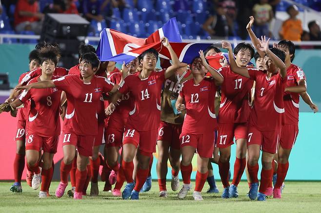 U-17 북한 여자 축구대표 선수들이 2024년 11월 3일 도미니카공화국에서 열린 U-17 여자 월드컵에서 스페인과의 경기에서 승리하자 기뻐하고 있다. EPA연합뉴스