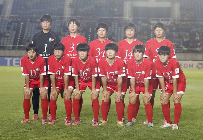 북한의 내고향여자축구단이 2025년 11월15일 미얀마 양곤에서 열린 아시아축구연맹(AFC) 여자 챔피언스리그(AWCL) ISPE(미얀마)와의 경기에 앞서 기념촬영을 하고 있다. EPA연합뉴스