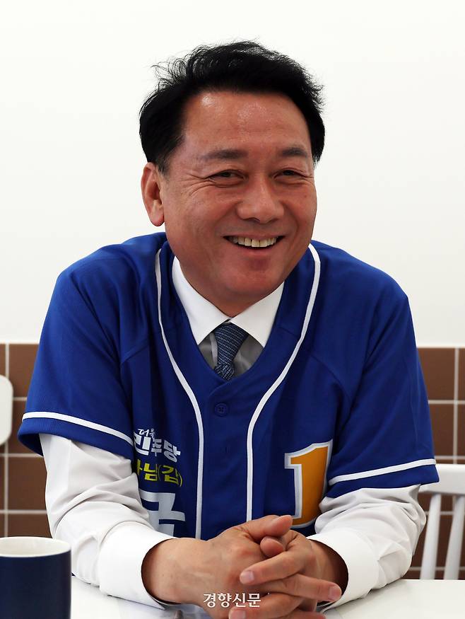 6·3 국회의원 재보궐선거에서 경기 하남갑에 출마한 이광재 전 의원이 4일 경기 하남시 한 카페에서 경향신문과 인터뷰를 하고 있다. 김정근 기자
