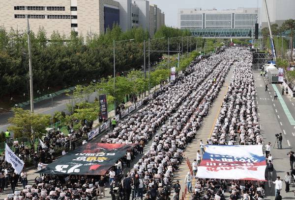 지난달 23일 경기도 평택시 삼성전자 평택캠퍼스 앞에서 열린 삼성전자 노동조합 공동투쟁본부의 '투명하게 바꾸고, 상한폐지 실현하자-4/23 투쟁 결의대회'에서 조합원들이 구호를 외치고 있다. 연합뉴스