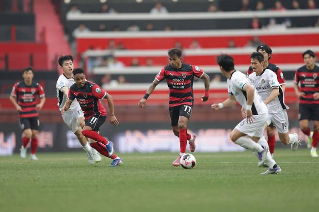 3월28일 맞붙은 강원과 포항. 한국프로축구연맹 제공