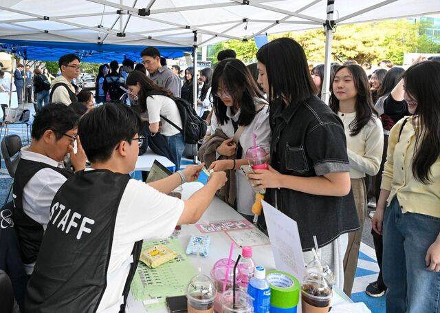 자원봉사에 나선 교회 청년들이 참석자 확인 후 입장 팔찌를 나눠주는 모습. 신석현 포토그래퍼