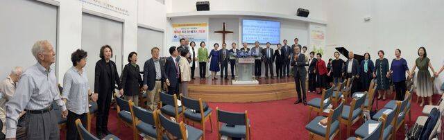 제60차 한반도 자유 평화통일 기도회 참석자들이 지난달 25일(현지시간) 미국 네바다주 라스베이거스 아름다운교회에서 손을 잡고 ‘우리의 소원은 통일’을 부르고 있다.