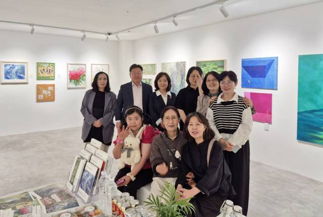 초대전에 참여한 작가와 갤러리온화 관계자. 갤러리온화 제공