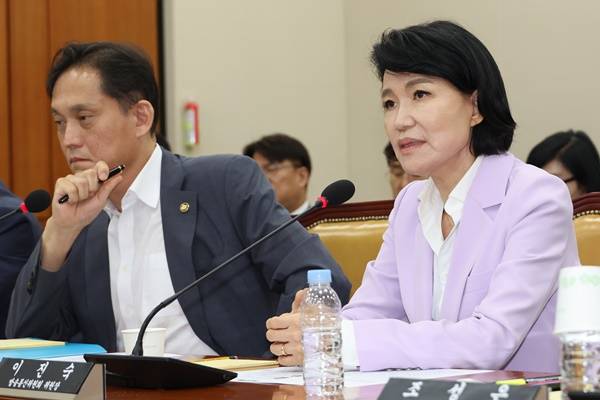 ▲ 이진숙 전 위원장과 김태규 전 부위원장이 2024년 8월14일 국회에서 열린 '과방위 불법적 방송문화진흥회 이사 선임 등 방송장악 관련 2차 청문회'에서 의원 질의에 답하고 있다. ⓒ연합뉴스