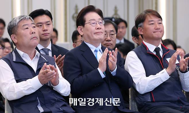 이재명 대통령이 1일 청와대 영빈관에서 열린 2026 노동절 기념식에서 김동명 한국노동조합총연맹 위원장, 양경수 전국민주노동조합총연맹 위원장 등 참석자들과 박수치고 있다. [김호영 기자]