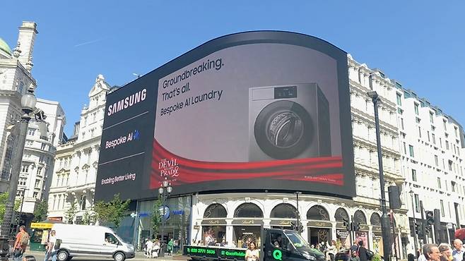 삼성전자가 영국 런던의 피카딜리(Piccadilly) 광장에서 진행하는 ‘비스포크 AI 콤보’ 옥외광고.[삼성전자]