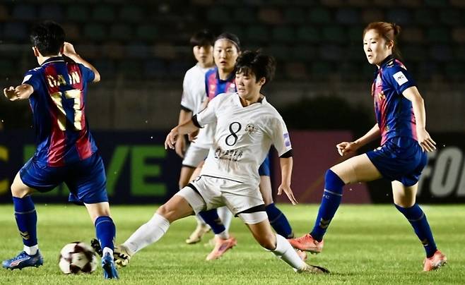 북한 내고향여자축구단이 17일 방한한다. 사진은 지난해 11월 미얀마 양곤에서 열린 AFC 여자 챔피언스리그 조별리그 C조 경기에서 내고향의 김성옥(가운데)이 수원FC 한다인과 공을 다투고 있다. AFC
