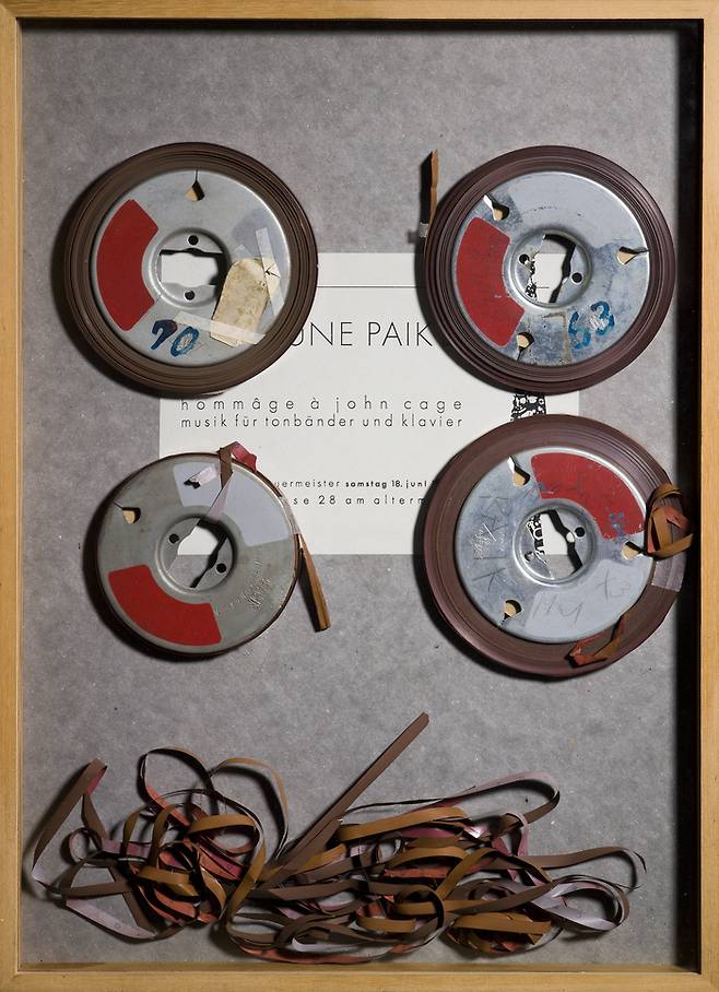 백남준의 ‘존 케이지에 대한 경의: 테이프와 피아노를 위한 음악’(1958~1962) <화이트큐브>