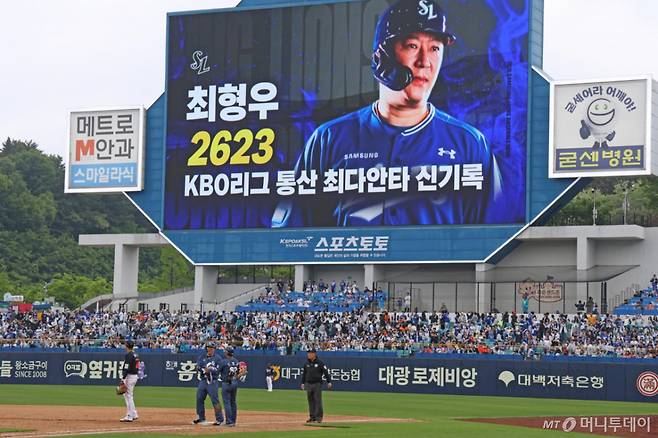 '살아있는 전설' 야구선수 최형우가 손아섭을 제치고 KBO리그 역대 통산 최다 안타 신기록을 작성했다. /사진=뉴시스
