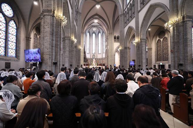 지난달 5일 명동대성당에서 열린 '주님 부활절 대축일 미사'에 참석한 신자들이 미사를 드리고 있다. 기사 내용과 직접적 관련 없는 사진./사진=뉴스1(사진공동취재단)