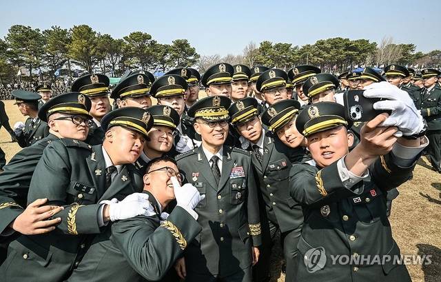 올해 3월 전북 익산 육군부사관학교에서 열린 2026-1기 현역과정 육군 부사관 임관식에서 신임 부사관들이 기념촬영을 하고 있다. 육군 제공