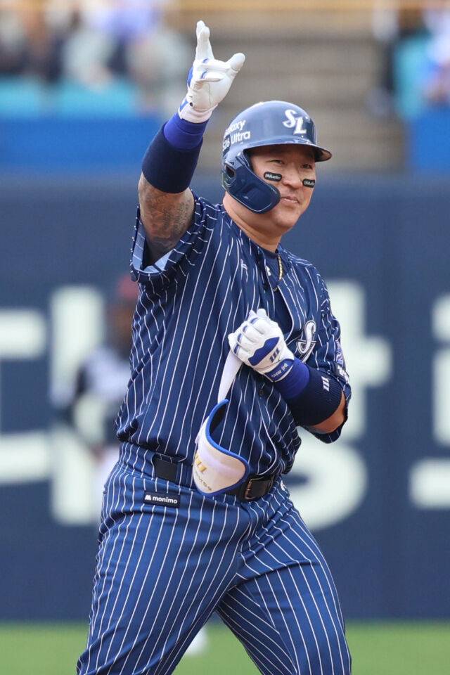 삼성 최형우가 5월 3일 대구 한화 이글스전 통산 2622번째 안타를 친 뒤 환호하고 있다./삼성 라이온즈 제공