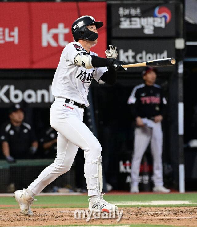 2026년 4월 30일 오후 경기도 수원KT위즈파크에서 열린 '2026 신한 SOL KBO리그' LG 트윈스와 KT 위즈의 경기. KT 김민혁이 2회말 2사 만루서 우익수 플라이를 치고 있다./마이데일리