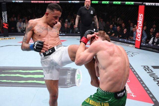 카를로스 프라치스(왼쪽)가 2일 UFC 파이트 나이트 메인 이벤트에서 잭 델라 마달레나에게 니킥을 꽂고 있다./UFC 제공