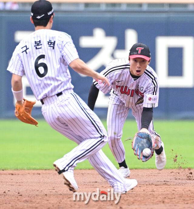 LG 2루수 신민재가 글러브 토스를 하고 있다 / 잠실 = 유진형 기자 zolong@mydaily.co.kr