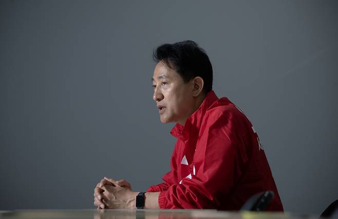 오세훈 국민의힘 서울시장 후보가 지난달 29일 오후 서울 광진구의 한 사무실에서 인터뷰를 하고 있다. 임세준 기자