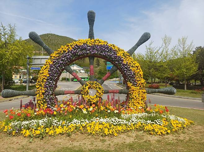 해파랑길에서 동해시 마을 안쪽으로 들어서면 아름다운 계절꽃들이 항구 조형물과 어우러져 피어있다.