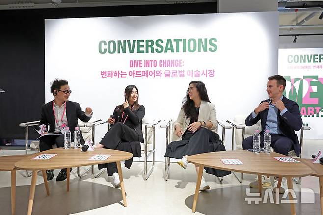 [서울=뉴시스] 박진희 기자 = 이장욱 스페이스K 수석 큐레이터, 클라우디아 찬(Claudia Chan) 아트바젤 홍콩 콘텐츠 책임 및 중진 갤러리 관계 매니저, 비올라 야오(Viola Yao) 아트 타이페이 아트 디렉터, 코리 앤드류 바(Corey Andrew Barr) 아트 센트럴 디렉터가 27일 서울 용산구 페츠에서 문화체육관광부와 (재)예술경영지원센터 주최 ‘다이브 인투 코리안 아트: 갤러리즈 인 서울(Dive into Korean Art: Galleries in Seoul)’ 토크 프로그램 'CONVERSATION'에 참석하여 '전환기의 아트페어: 새로운 도전과 지속가능한 성장 전략'을 주제로 토론하고 있다. 2026.04.27. pak7130@newsis.com