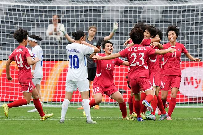 [시드니=AP/뉴시스] 북한 여자 축구 선수들이 3월 3일(현지 시간) 호주 시드니 컴뱅크 스타디움에서 열린 2026 아시아축구연맹(AFC) 조별 리그 B조 1차전 우즈베키스탄과 경기 전반 6분 명유정의 선제골에 환호하고 있다. 2026.05.04.