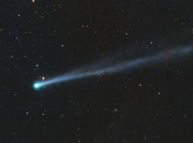 [서울=뉴시스] 희귀 혜성 C/2025 R3 판스타스(PanSTARRS)이 4월 12일 중국 헤이룽장성 이춘 상공에서 포착됐다.(출처: 신화통신 촬영, 가디언 홈페이지) 2026.05.04.  *재판매 및 DB 금지